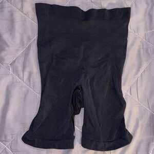 SKIMS SCULPTING SHORTS ONYX